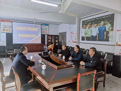 瀘州市政府副秘書(shū)長(zhǎng)溫水源來(lái)我公司慰問(wèn)抗震救災(zāi)英模